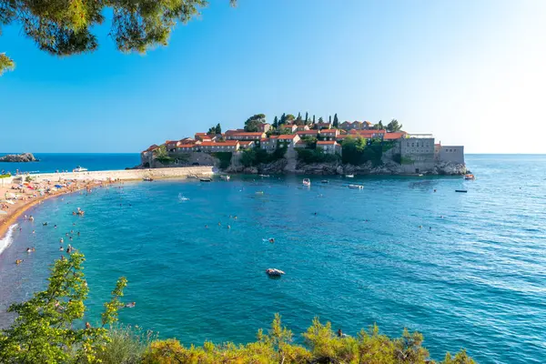 Karadağ kıyılarının sembol ve incisi olan küçük güzel ada ve Sveti Stefan kasabasına Milyonerler Adası da adı veriliyor. Turuncu çatılar ve Adriyatik Denizi 'nden oluşan güzel bir yaz manzarası. Karadağ.