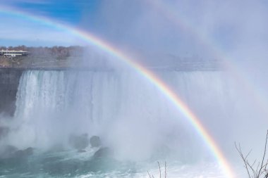 At nalı şelalesinin güzel manzarası, Niagara Şelalesinin en büyük üç şelalesi. Ön planda parlak gökkuşağı. Yakınlarda bir su bulutu yükseliyor. Kanada tarafından görüntüle.