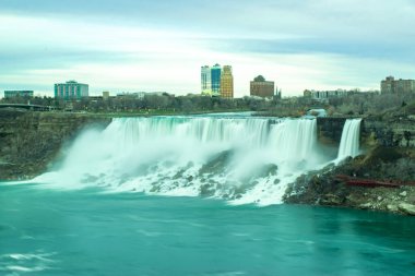 Güzel bulanık nehir ve Amerikan Şelaleleri ve Gelin Şelaleleri Niagara Şelaleleri makyaj yapan şelalelerdir. Kanada mı? Mavi manzara. Uzun pozlama. Kanada tarafından Amerika Birleşik Devletleri tarafına bak.