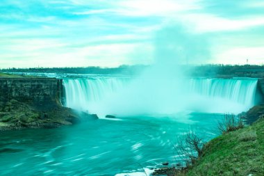 Niagara Nal Şelaleleri 'nin güzel bulanık akıntıları. Şelalelere yakın görüş. Kanada mı? Mavi manzara. Uzun pozlama.