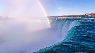 At nalı şelalesinin güzel manzarası, Niagara Şelalesinin en büyük üç şelalesi. Ön planda parlak gökkuşağı. Yakınlarda bir su bulutu yükseliyor. Kanada tarafından görüntüle.