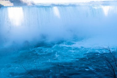 Horseshoe Şelalesi manzarası, Niagara Şelalesi 'nin en büyük üç şelalesi. Yakınlarda bir su bulutu yükseliyor. Kanada tarafından görüntüle.