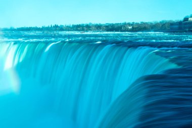 Niagara Nal Şelaleleri 'nin güzel bulanık akıntıları. Şelalelere yakın görüş. Kanada mı? Mavi manzara. Uzun pozlama.