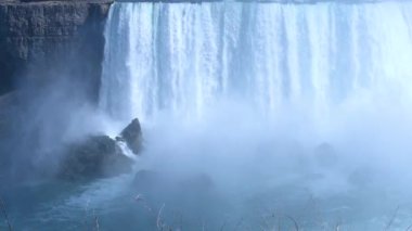 At nalı şelalesinin güzel manzarası, Niagara Şelalesinin en büyük üç şelalesi. Yakınlarda bir su bulutu yükseliyor. Kanada tarafından görüntüle.