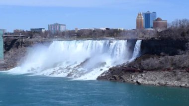American Falls ve Bridal Veil Falls 'un güzel manzarası Niagara Şelalesi makyajlı şelalelerdir. Baharın başında. Kanada tarafından Amerika Birleşik Devletleri tarafına bak. Niagara Şelalesi, Kanada.