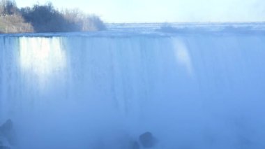 At nalı şelalesinin güzel manzarası, Niagara Şelalesinin en büyük üç şelalesi. Yakınlarda bir su bulutu yükseliyor. Kanada tarafından görüntüle.