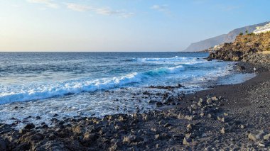 Del Volcan çal. Kanarya Adaları, Tenerife, İspanya. Siyah volkanik çakıl taşlı kumsal, kum ve taşlar. Atlantik kıyısı.