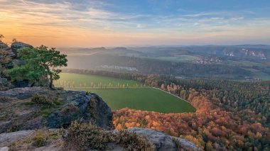 Günbatımında güzel bir atmosferik sonbahar manzarası. Lilienstein Tepesi 'nin tepesindeki gözlem güvertesinden görüntü. Sakson İsviçre Ulusal Parkı. Almanya.