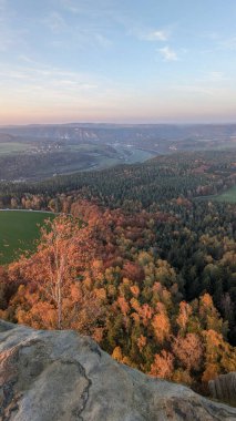 Günbatımında güzel bir atmosferik sonbahar manzarası. Lilienstein Tepesi 'nin tepesindeki gözlem güvertesinden görüntü. Sakson İsviçre Ulusal Parkı. Almanya.