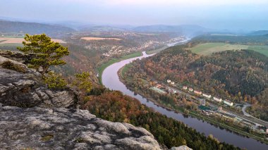 Günbatımında güzel bir atmosferik sonbahar manzarası. Lilienstein tepesinden Elbe 'nin manzarası. Sakson İsviçre Ulusal Parkı. Almanya.