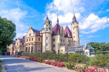 Moszna 'daki saray. Opole Voyvoda 'da tarihi bir konut. Yukarı Silezya, Polonya. Mavi bulutlu gökyüzüne karşı kalenin güzel manzarası. Turist ve Tarihsel Cazibe.