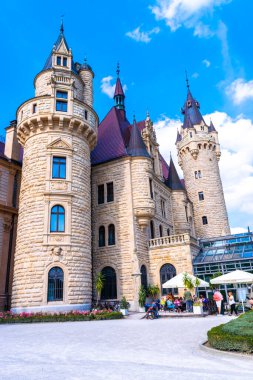 Moszna, Polonya - 18 Eylül 2023: Moszna Sarayı. Opole Voyvoda 'da tarihi bir konut. Yukarı Silezya. Turist ve Tarihi Cazibe.