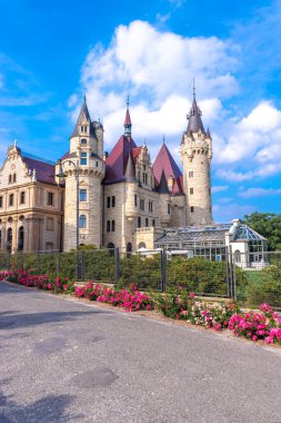 Moszna 'daki saray. Opole Voyvoda 'da tarihi bir konut. Yukarı Silezya, Polonya. Mavi bulutlu gökyüzüne karşı kalenin güzel manzarası. Turist ve Tarihsel Cazibe.