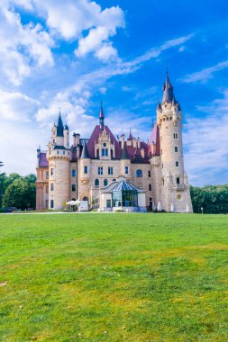 Moszna 'daki saray. Opole Voyvoda 'da tarihi bir konut. Yukarı Silezya, Polonya. Mavi bulutlu gökyüzüne karşı kalenin güzel manzarası. Turist ve Tarihsel Cazibe.