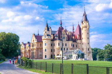 Moszna 'daki saray. Opole Voyvoda 'da tarihi bir konut. Yukarı Silezya, Polonya. Mavi bulutlu gökyüzüne karşı kalenin güzel manzarası. Turist ve Tarihsel Cazibe.