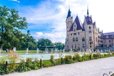 Moszna 'daki saray. Opole Voyvoda 'da tarihi bir konut. Yukarı Silezya, Polonya. Mavi bulutlu gökyüzüne karşı kalenin güzel manzarası. Turist ve Tarihsel Cazibe.