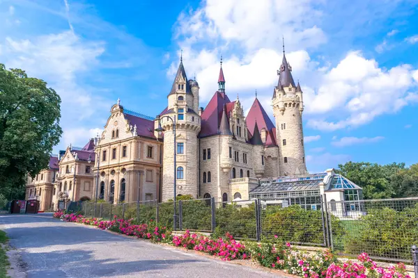 Moszna 'daki saray. Opole Voyvoda 'da tarihi bir konut. Yukarı Silezya, Polonya. Mavi bulutlu gökyüzüne karşı kalenin güzel manzarası. Turist ve Tarihsel Cazibe.