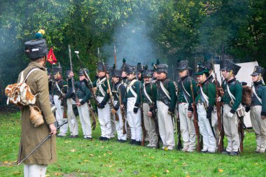 Liebertwolkwitz, Almanya - 14 Ekim 2023: Milletler Savaşı olarak da bilinen Leipzig Savaşı 'nın yeniden canlandırılması. Askerler sabah çadırın yanında sıraya girerler..