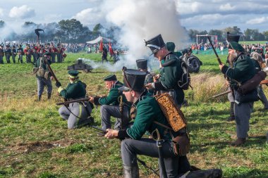 Liebertwolkwitz, Almanya - 14 Ekim 2023: Milletler Savaşı olarak da bilinen Leipzig Savaşı 'nın yeniden canlandırılması. Tüfek savaşı sırasında cephede askerler..