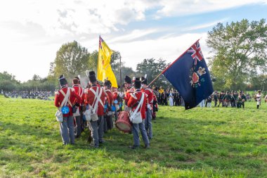 Liebertwolkwitz, Almanya - 14 Ekim 2023: Milletler Savaşı olarak da bilinen Leipzig Savaşı 'nın yeniden canlandırılması. Savaş meydanında süngülü üniformalı askerler..