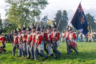 Liebertwolkwitz, Almanya - 14 Ekim 2023: Milletler Savaşı olarak da bilinen Leipzig Savaşı 'nın yeniden canlandırılması. Savaş meydanında süngülü üniformalı askerler..
