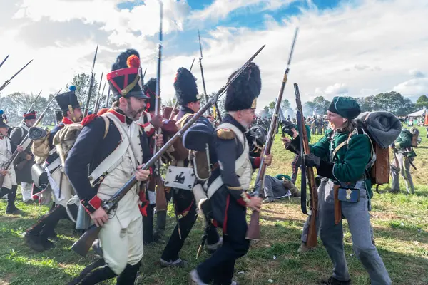 Liebertwolkwitz, Almanya - 14 Ekim 2023: Milletler Savaşı olarak da bilinen Leipzig Savaşı 'nın yeniden canlandırılması. Yakın planda destansı piyade savaş sahnesi.