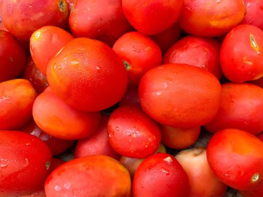 Yüzeyde uzanan Domatesin Üst Görünümü - Domates Üzerine Su Damlaları