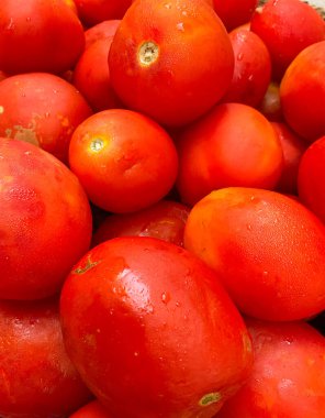 Yüzeyde uzanan Domatesin Üst Görünümü - Domates Üzerine Su Damlaları