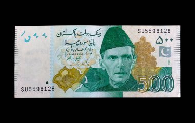 Beş yüz Pakistan para birimi notu, siyah arka planda izole edilmiş, Pakistan Rupisi. 500 Rupi.