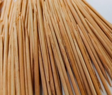 Beyaz arkaplanda izole edilmiş tahta kürdan demeti