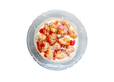 Dahi Bhalla - Indo Pak Sokağı Yemekleri - Beyaz arka planda izole edilmiş plakada ev yapımı Dahi Vada Dahi Bhalla. jpg