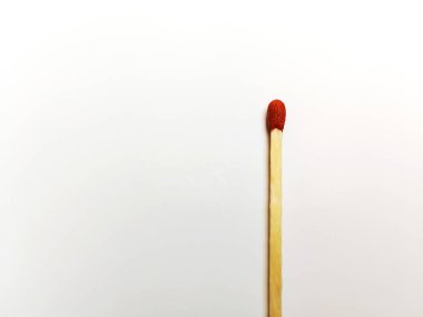 Beyaz arkaplanda boş alanla kırmızı eşleşmeler izole edildi