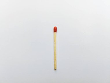 Beyaz arkaplanda boş alanla kırmızı eşleşmeler izole edildi