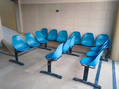 Hastanede bekleyen hastalar için mavi sandalyeler.