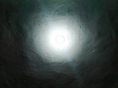 Beyaz Yuvarlak Çember Leke Işığı Karanlık Arkaplan