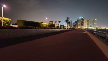 Gece görüşünde nehir manzaralı Palm Jumeirah şehri