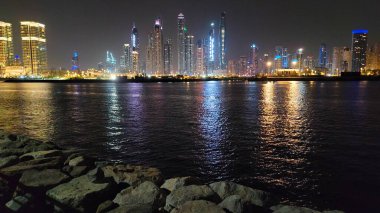 Gece görüşünde nehir manzaralı Palm Jumeirah şehri