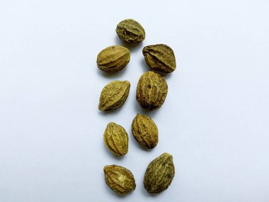 Chebulic Myrobala - Sabz Hareer beyaz arkaplanda izole edildi