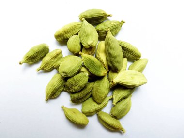 Beyaz arka planda izole edilmiş yeşil kakule, beyaz arka planda yeşil Ilaichi.