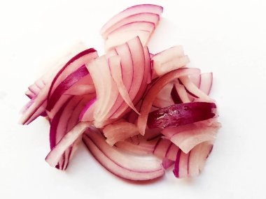 Beyaz arkaplanda soğan dilimlenmiş