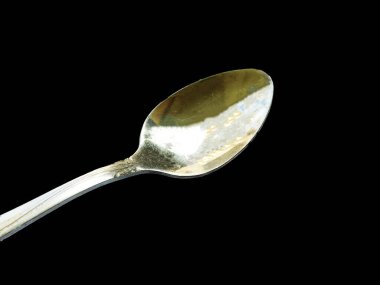 Çelik kaşık siyah arkaplanda izole edildi