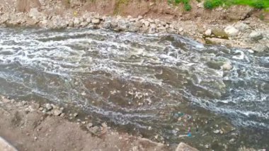 Şehirdeki nehir gölünün tepesinde.