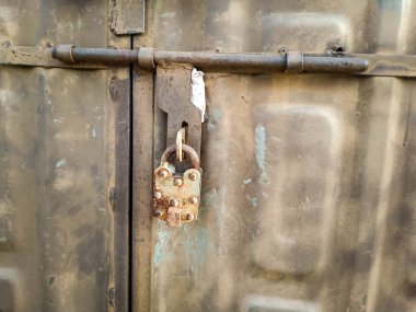 Demirin Eski Paslı Kilidi Yapılmış Kapı