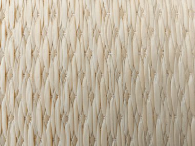 Elle yapılmış ahşap minder, bambudan halı.