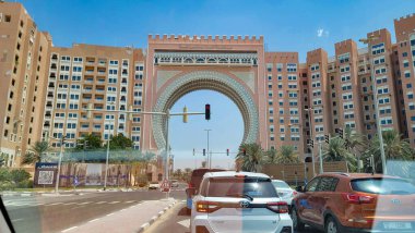 Dubai yolunda gün batımı manzarası Movenpick İbn Battuta otelinin önünde.