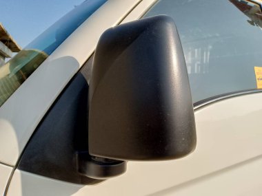 Aracın yan aynasının yakın görüntüsü