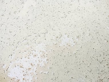 Duvara uygulanmaya hazır boyanın yakın görüntüsü - Boya deseni