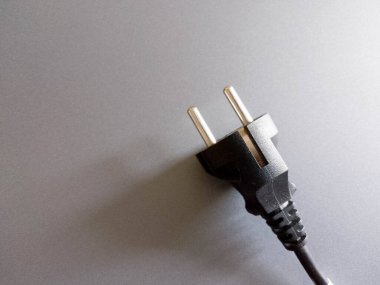 Şarj prizi gümüş arkaplanda izole edildi