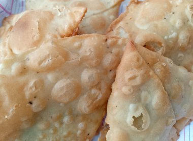 Tabak kapama görünümünde pişirilmiş Samosa
