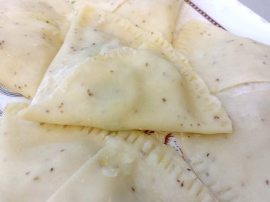 Pişirilmeye hazır ateşte pişmiş Samosa.